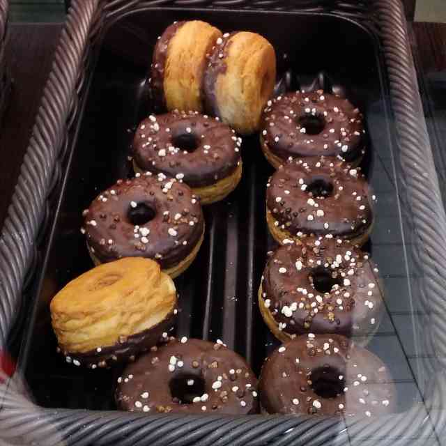 Paksuja suklaakuorrutteisia donitsin näköisiä rinkuloita myynnissä Lidlin paistohyllyssä.