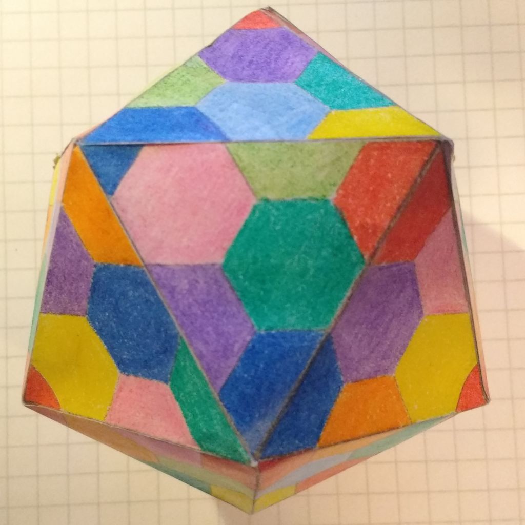 Koottu ikosaedri, ruutupaperia taustalla, tietystä kulmasta kuvattuna. Keskellä on tahko 1 (numerointikuva on alempana), ja selvästi näkyvissä ovat myös tahkot 10, 2, 3, 11 ja 15; hyvin matalasta kulmasta hädin tuskin näkyvissä myös tahko 14.