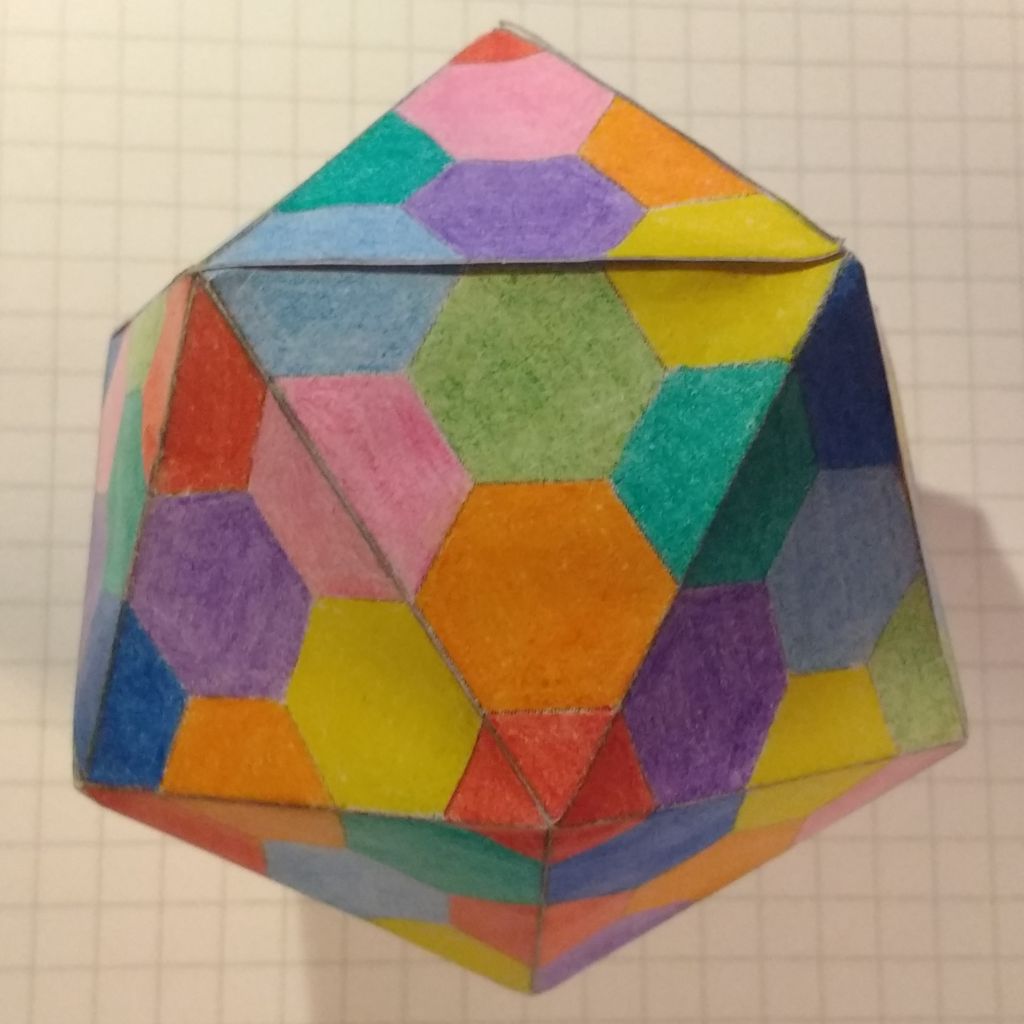 Koottu ikosaedri, jossa näkyy keskellä tahko 20 ja ympärillä tahkot 19, 16, 4, 3, 2 ja matalasta kulmasta 1.