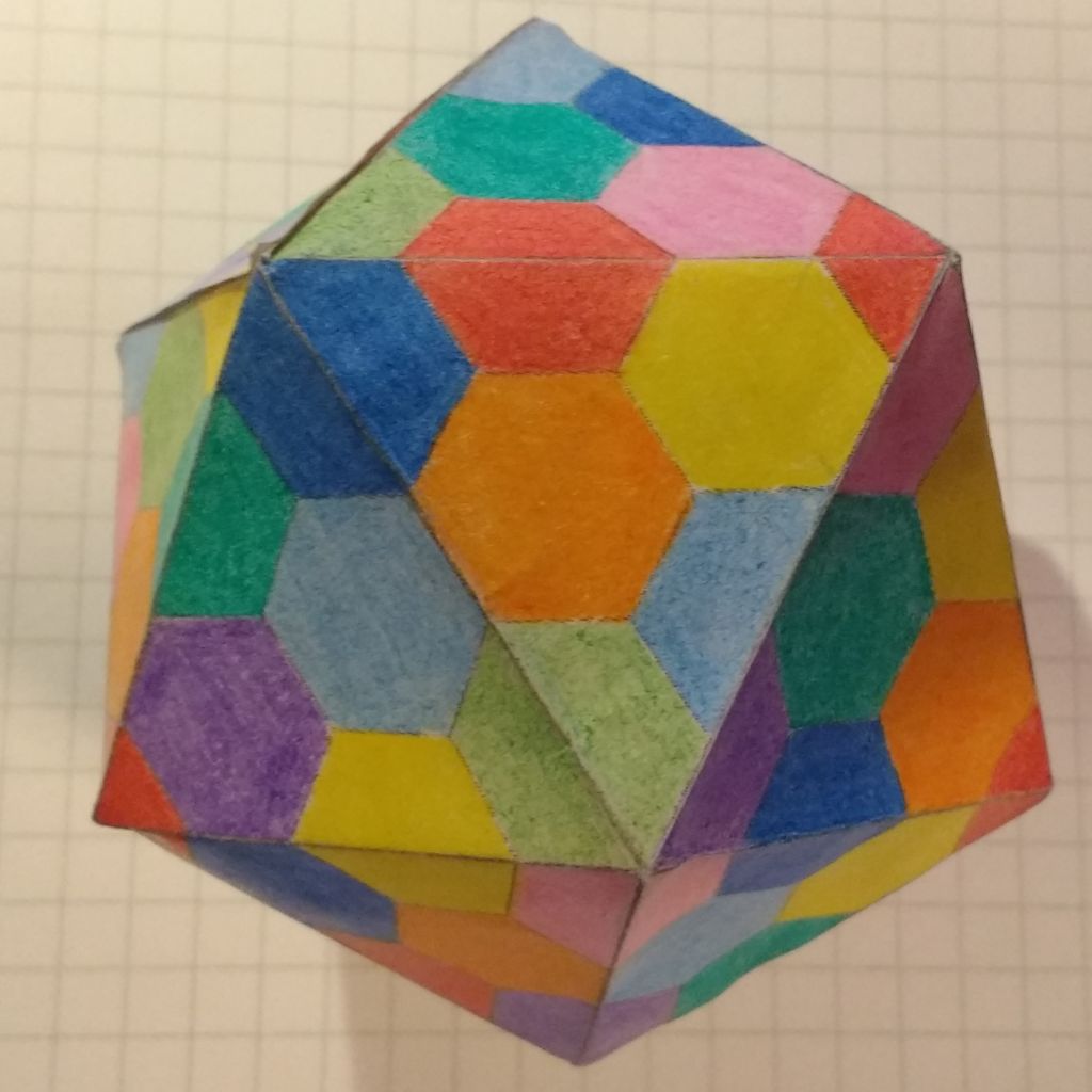 Koottu ikosaedri, jossa näkyy keskellä tahko 17 ja ympärillä tahkot 18, 6, 5, 4, 16 ja matalasta kulmasta 20.