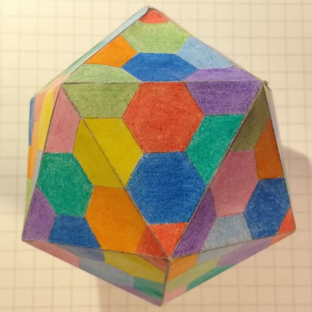 Koottu ikosaedri, jossa näkyy keskellä tahko 7 ja ympärillä tahkot 8, 13, 12, 5, 6, ja matalasta kulmasta 17 ja 18.