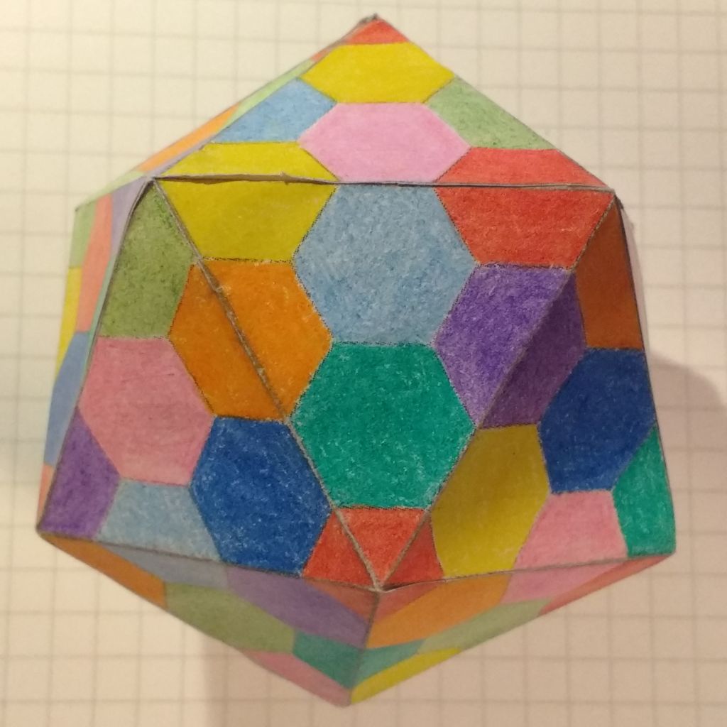 Koottu ikosaedri, jossa näkyy keskellä tahko 14 ja ympärillä tahkot 9, 15, 11, 12, 13, ja matalasta kulmasta 7 ja 8.