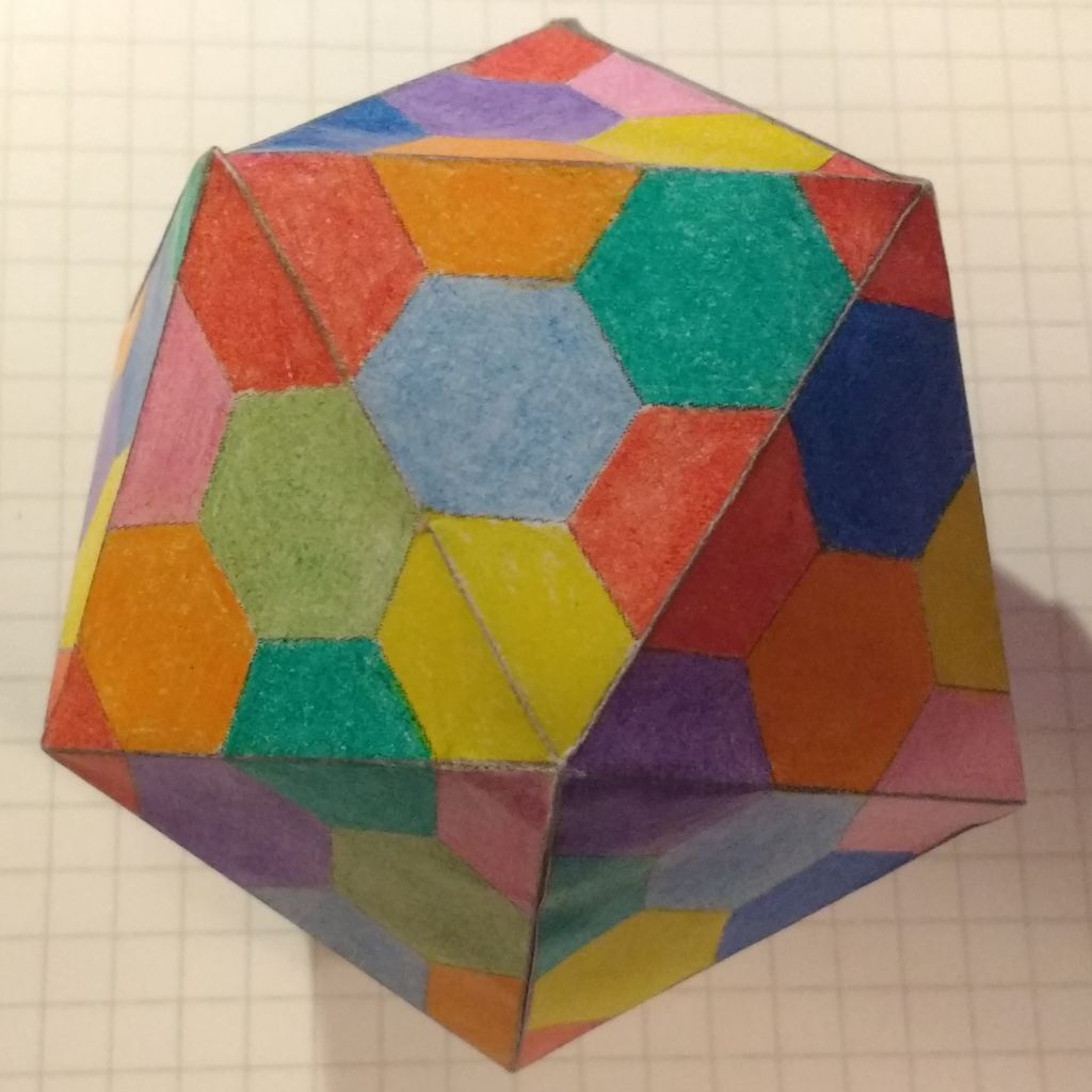 Koottu ikosaedri, jossa näkyy keskellä tahko 3 ja ympärillä tahkot 2, 4, 5, 12, 11 ja matalasta kulmasta 15.