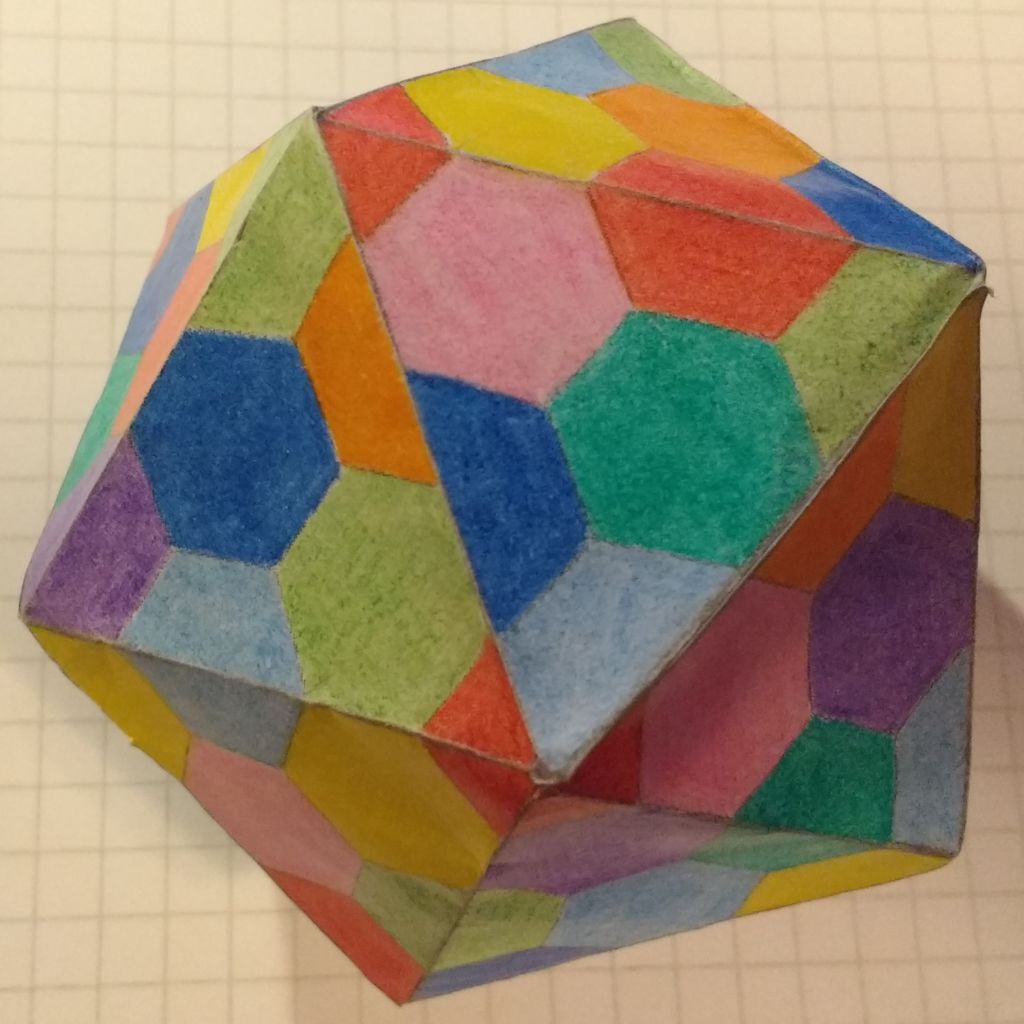 Koottu ikosaedri, jossa näkyy keskellä tahko 18 ja ympärillä tahkot 17, 19, 10, 9, 8 ja matalasta kulmasta 7.