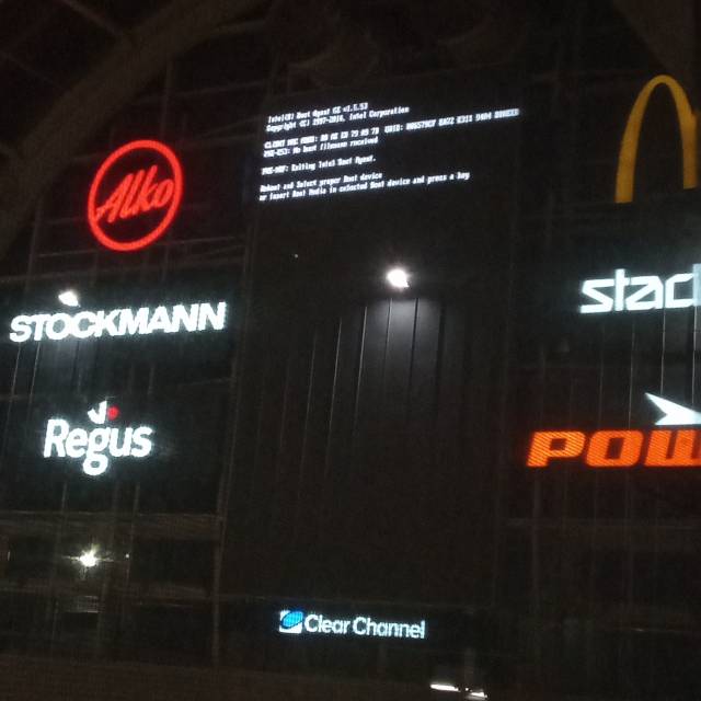 Itäkeskuksen iso lasinen takaseinä, jossa on yli 10 neliömetrin mainosnäyttö ja valomainoksia: Alko, Stockmann, Regus, Mäkkäri, Stadium, Power.